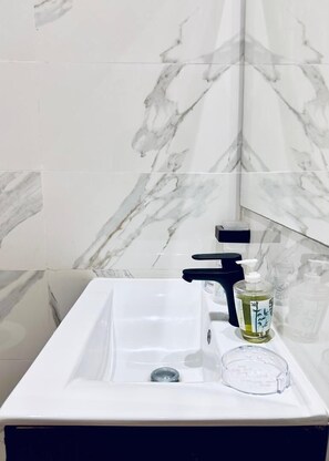 Bidet, towels, soap, shampoo - Cozy, fully equipped apartment in Mermoz, Dakar (Dakar)