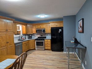 冷蔵庫、電子レンジ、オーブン、コンロ