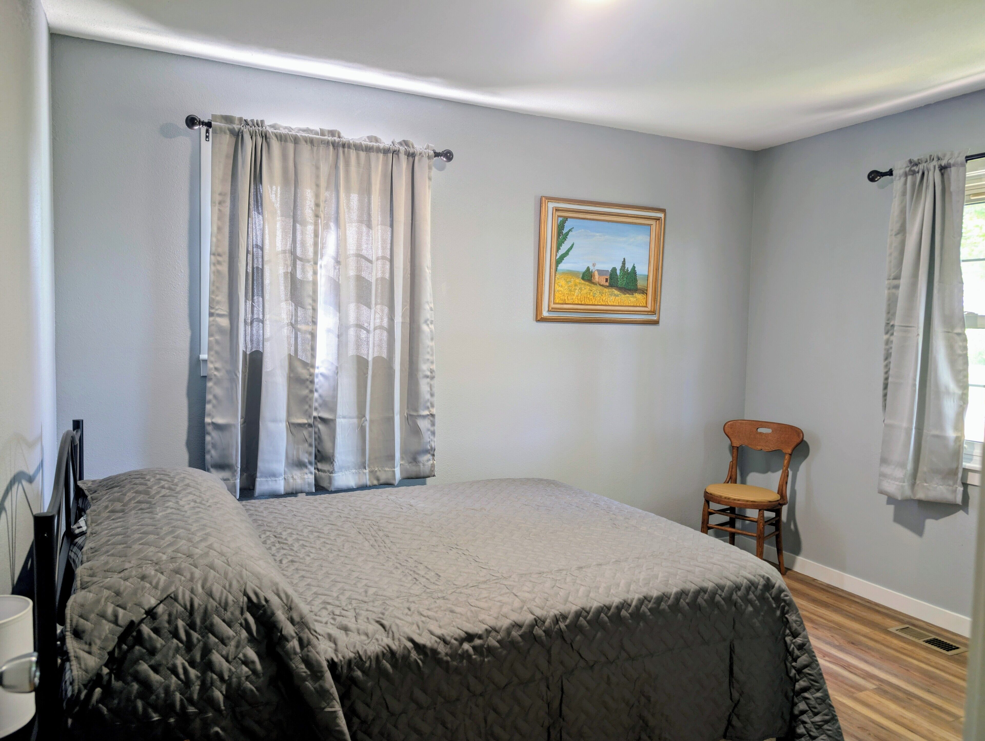 3 室のベッドルーム、デスク、WiFi (無料)、ベッドシーツ