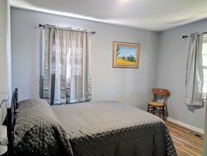 3 室のベッドルーム、デスク、WiFi (無料)、ベッドシーツ