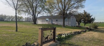 Convenient 3-bedroom rural home near Milford Lake