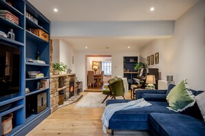 TV, fireplace - Beautifully presented holiday cottage - Stonecrop Cottage (Moreton-in-Marsh)
