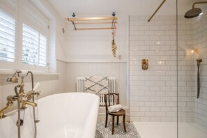 Shower, hair dryer - Beautifully presented holiday cottage - Stonecrop Cottage (Moreton-in-Marsh)