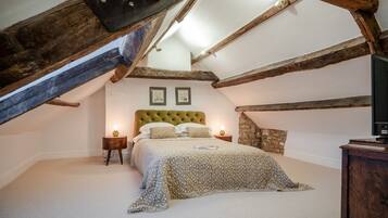 4 bedrooms, desk, iron/ironing board, travel crib