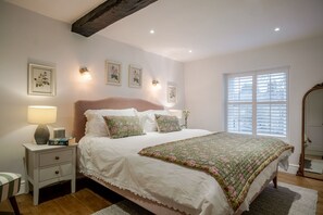 4 dormitorios, escritorio, tabla de planchar con plancha y cuna de viaje