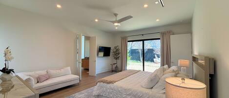 5 bedrooms, desk, iron/ironing board, travel crib