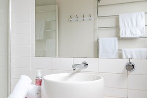 Dusche, Haartrockner, Handtücher, Shampoo