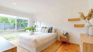 3 bedrooms, iron/ironing board, WiFi, bed sheets