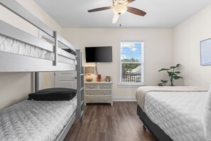 3 habitaciones, tabla de planchar con plancha, wifi y ropa de cama