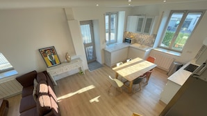 Eine moderne Wohnung mit Essbereich, Küche und Wohnzimmer.