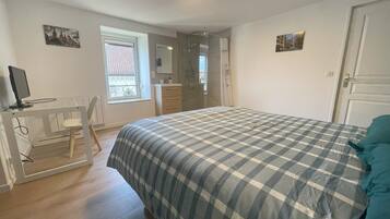 3 bedrooms, iron/ironing board, WiFi, bed sheets