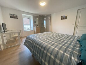 3 makuuhuonetta, silitysrauta/-lauta, Wi-Fi, vuodevaatteet