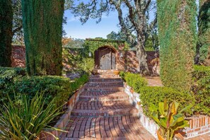 Property grounds - The Curated Haven, by Vinifera Homes (Sonoma)