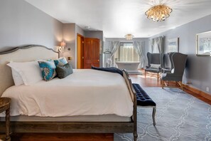 4 chambres, bureau, fer et planche à repasser, lit de bébé portatif