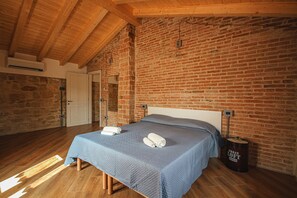 2 slaapkamers, een bureau, een strijkplank/strijkijzer, wifi