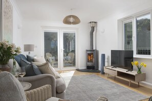 Smart TV, fireplace, stereo