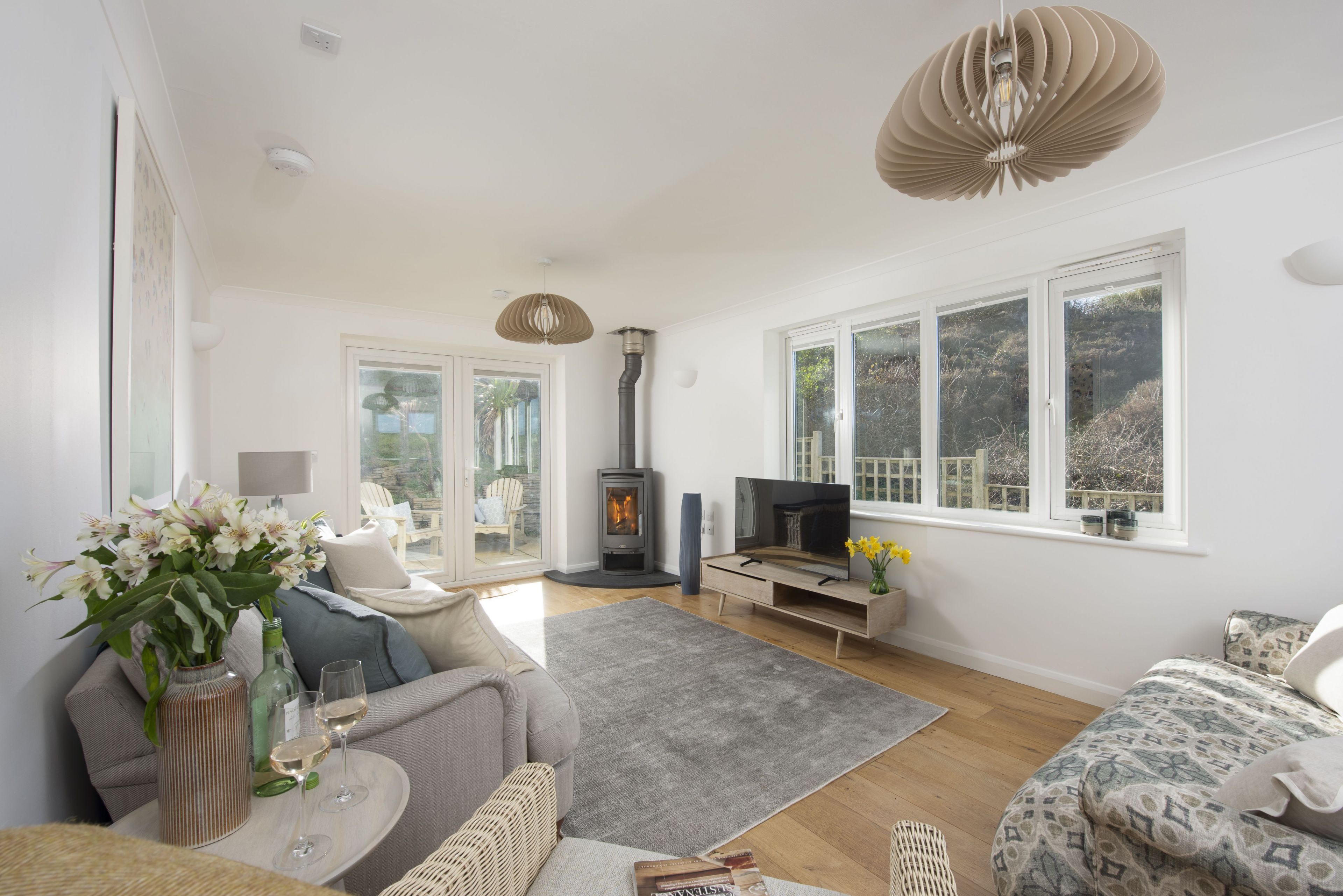 Smart TV, chimenea y estéreo 