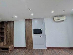 Desk, laptop workspace, free WiFi - TCICO Hotel (Thai Nguyen)