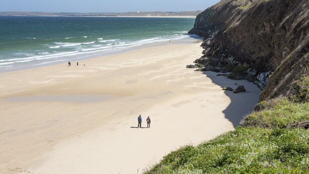 A beach with a rocky cliff on one side and a clear blue sky. - 55 Una -  Spa Access and Free Parking (Carbis Bay)