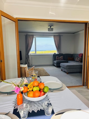 スマートテレビ、暖炉、書庫. Atlantic View- 4-bedroom villa with Sauna