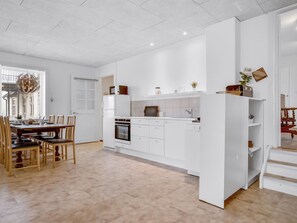 Kühlschrank, Mikrowelle, Geschirrspüler, Kochgeschirr/Geschirr/Besteck