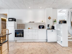 Kühlschrank, Mikrowelle, Geschirrspüler, Kochgeschirr/Geschirr/Besteck