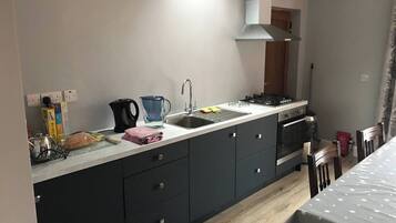 Frigorífico, microondas, horno y tostadora