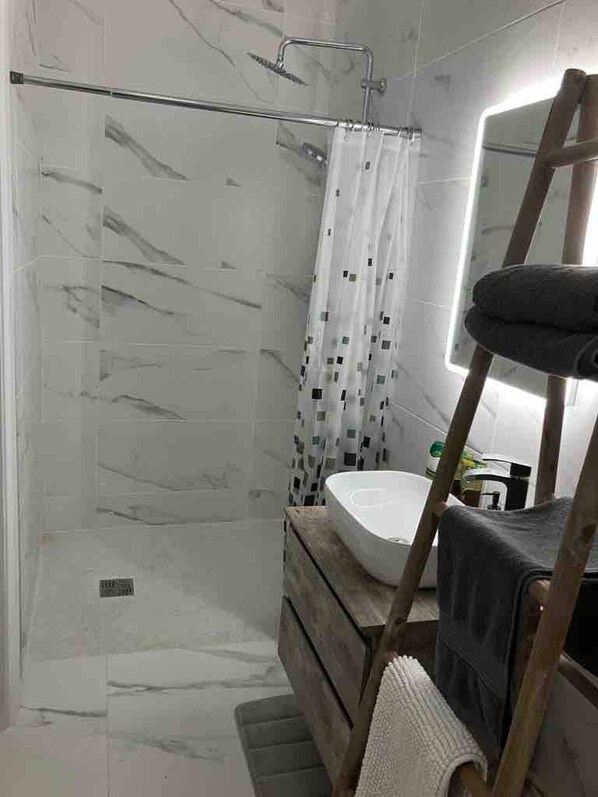 Dusche, Haartrockner, Handtücher