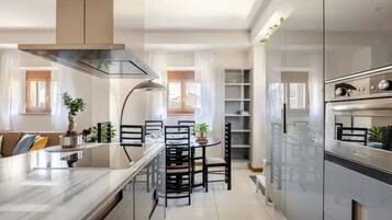 Fridge, oven, stovetop, dishwasher