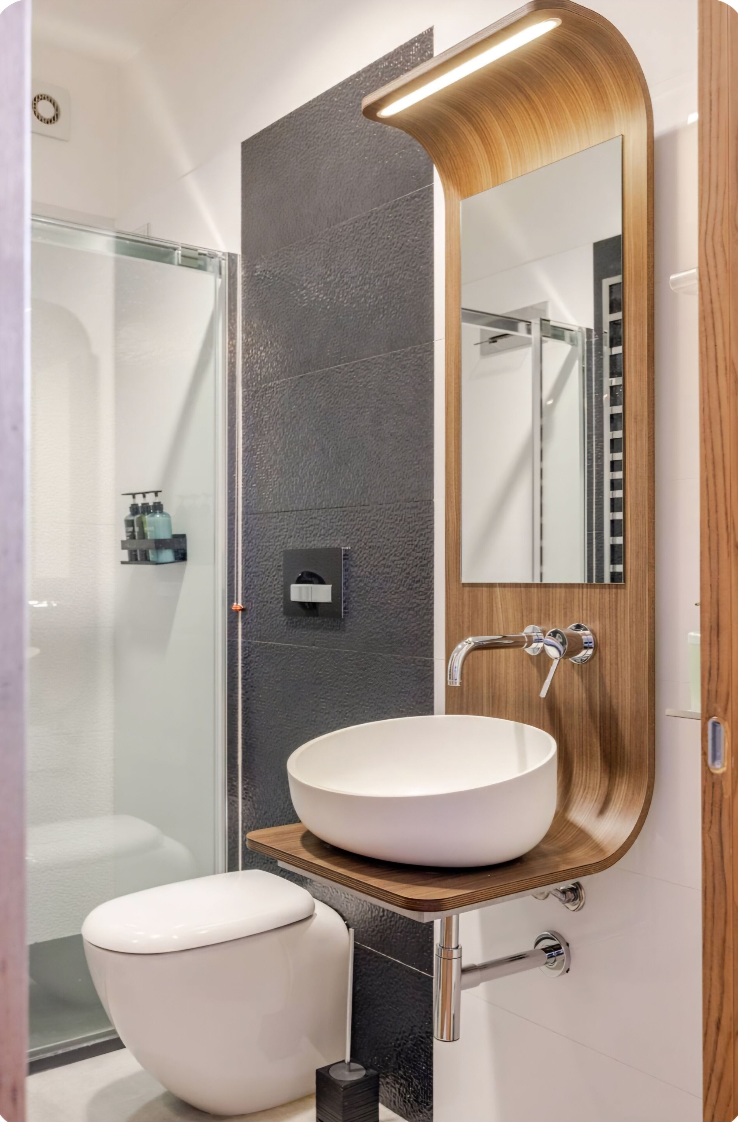 Douche, sèche-cheveux, bidet, serviettes fournies
