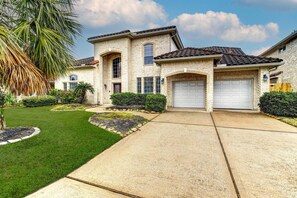Exterior - Cyfair home w/pool and theater (Houston)