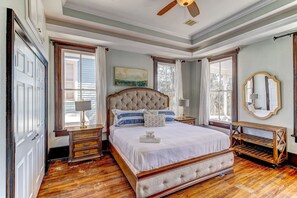 3 bedrooms, iron/ironing board, free WiFi, bed sheets - Historic home 3 mins from beach (Galveston)