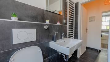 Comfort Apartment, Garden View | Bathroom | Shower, hair dryer, towels, soap