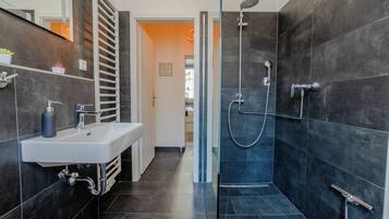 Comfort-Apartment, Gartenblick | Badezimmer | Dusche, Haartrockner, Handtücher, Seife