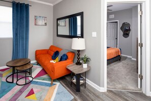 1 chambre, bureau, fer et planche à repasser, lit parapluie