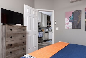 2 Schlafzimmer, Schreibtisch, Bügeleisen/Bügelbrett, Reisekinderbett