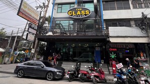 A multi-story building with a sign for "The Class Pattaya" on the ground floor. - The Class Boutique Hotel (Pattaya)