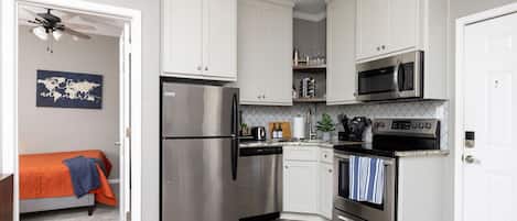 ثلاجة، ميكروويف، فرن، موقد طهي مسطح