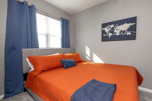 2 Schlafzimmer, Schreibtisch, Bügeleisen/Bügelbrett, Reisekinderbett