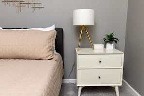 1 habitación, escritorio, tabla de planchar con plancha y cuna de viaje 