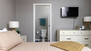 1 chambre, bureau, fer et planche à repasser, lit parapluie