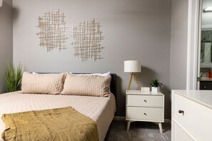 1 Schlafzimmer, Schreibtisch, Bügeleisen/Bügelbrett, Reisekinderbett