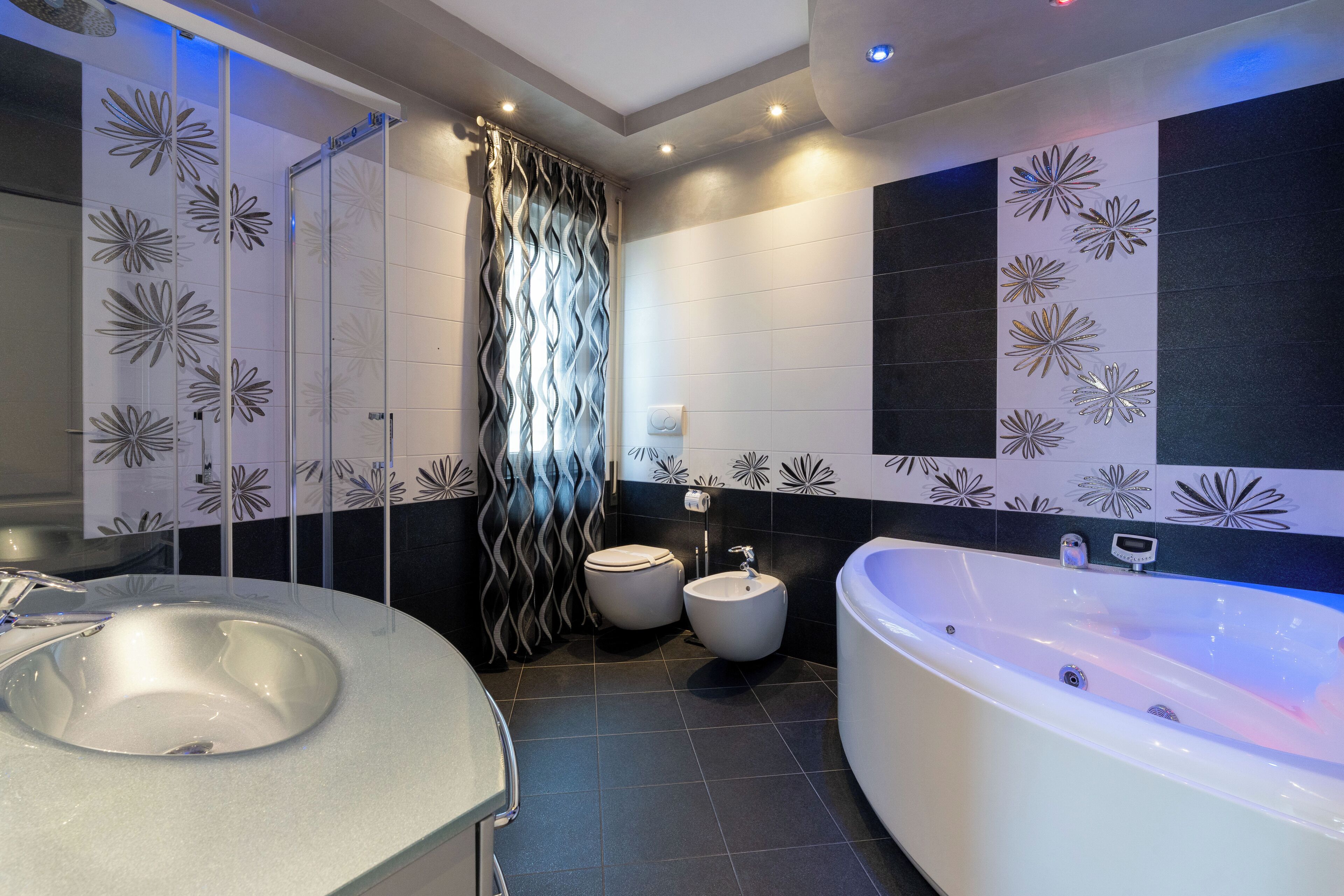 Jetted bath, hair dryer, bidet, towels