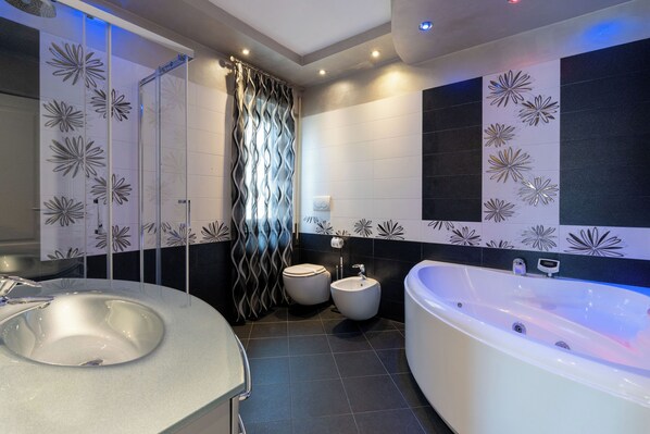 Baignoire Ă jets, sĂšche-cheveux, bidet, serviettes fournies