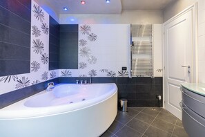 Baignoire à remous, séchoir à cheveux, bidet, serviettes fournies