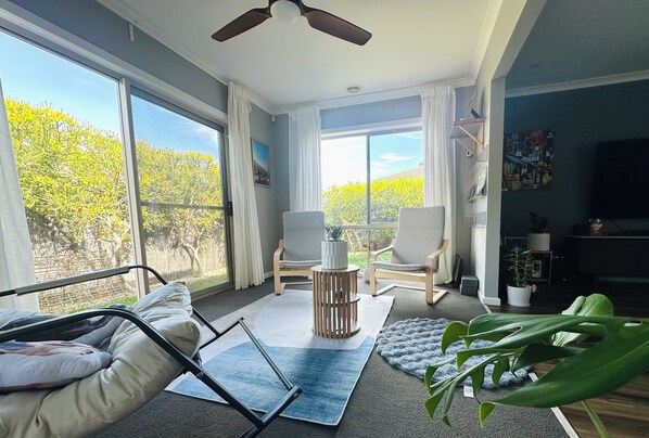 Living area - Smart Home near Deer Park Train Station - Private Room (Deer Park)