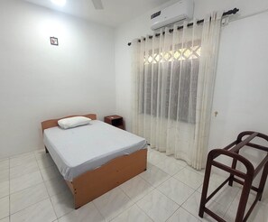 3 bedrooms, desk, laptop workspace, blackout drapes