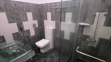 Appartamento Comfort | Bagno | Combinazione doccia/vasca, asciugacapelli, asciugamani, sapone