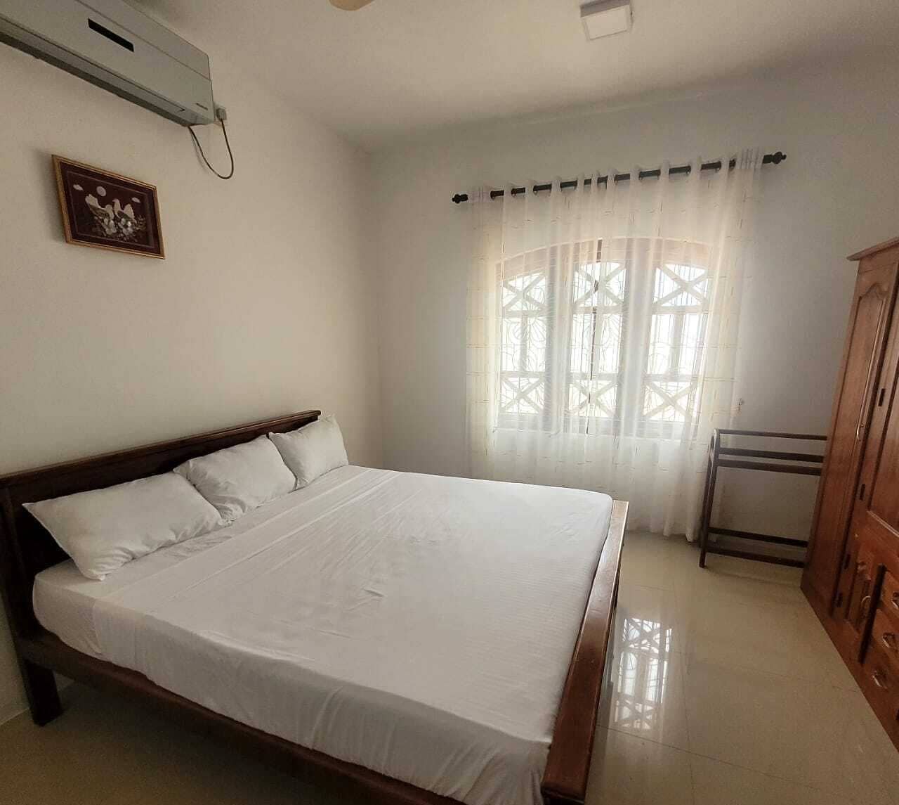 Căn hộ tiện nghi đơn giản | Bàn, khu vực làm việc phù hợp cho laptop, màn/rèm cản sáng 