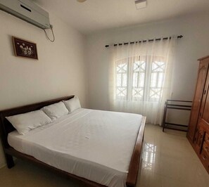 Escritorio, espacio para trabajar con laptop y cortinas blackout